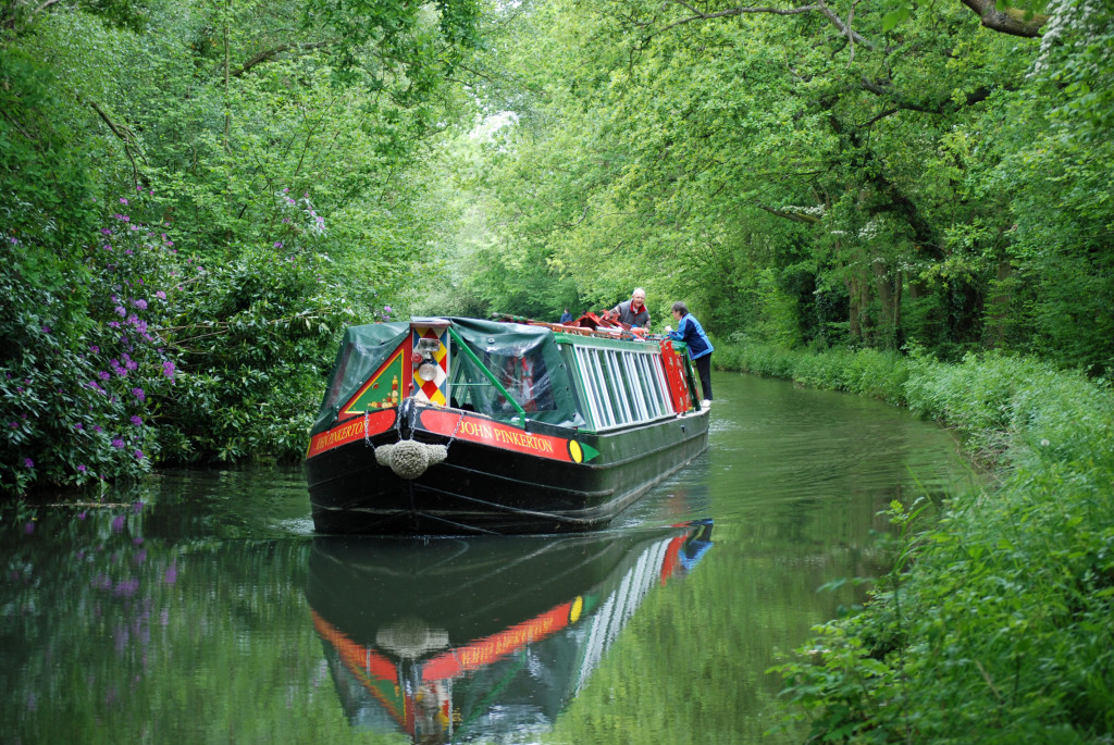 Barge_on_Basingstoke_Canal