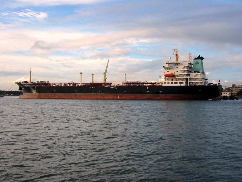 Oil_tanker_in_Japan